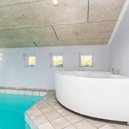 Дом отдыха Langeland With Sauna Хамбл